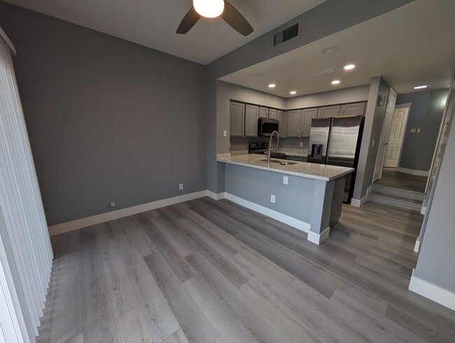 Building Photo - 2 Bedroom 2.5 Bath