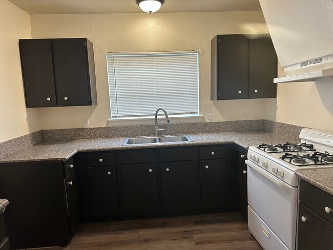 Building Photo - 1522 N Sycamore St