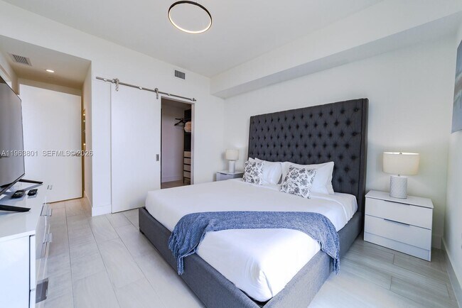 Building Photo - 2000 Metropica Wy