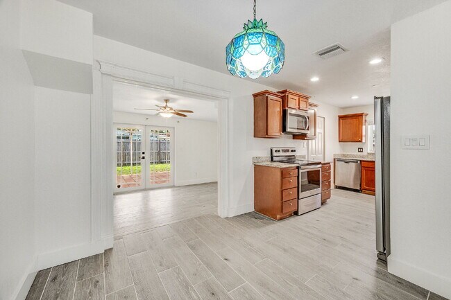 Building Photo - Remodeled 3/2 in Central Merritt Island!