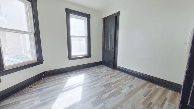 Building Photo - 6-7 Calihan Park