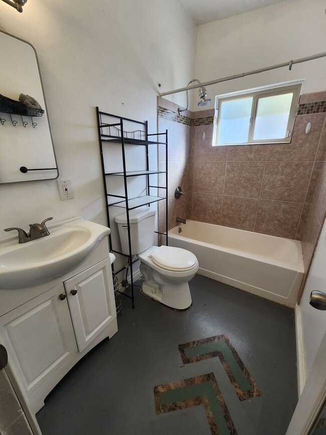 Building Photo - Fully Furnished 2 Bed 1 Bath