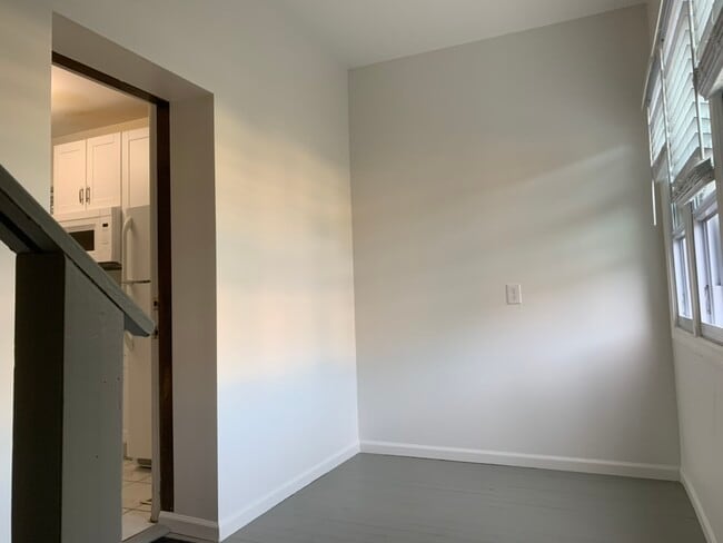 Building Photo - 3834 N Hermitage Ave