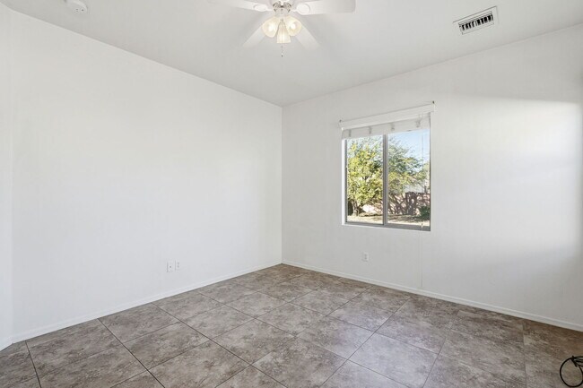 Building Photo - 907 E Catkins Pl