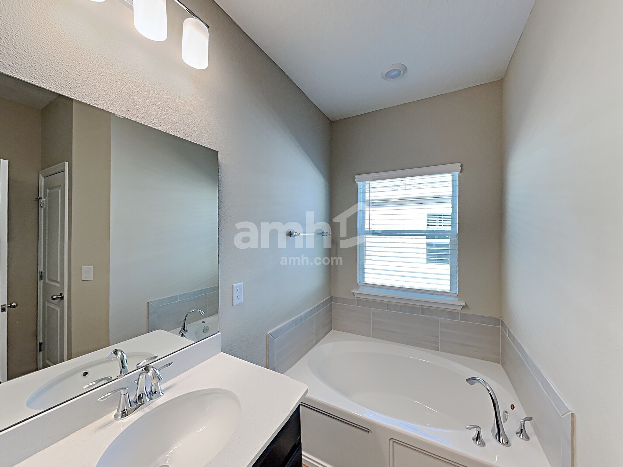 Building Photo - 245 Hemlock Pt