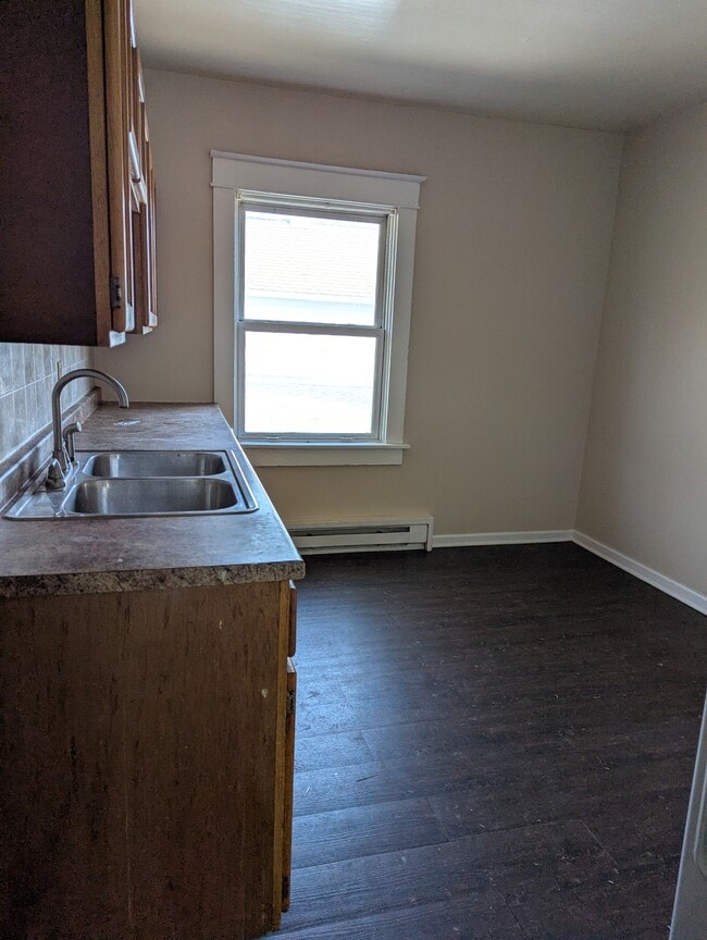 Building Photo - 473 Crescent St