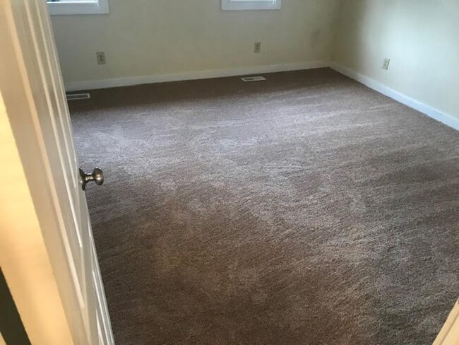 Building Photo - 2 BED / 1.5 BATH CONDO