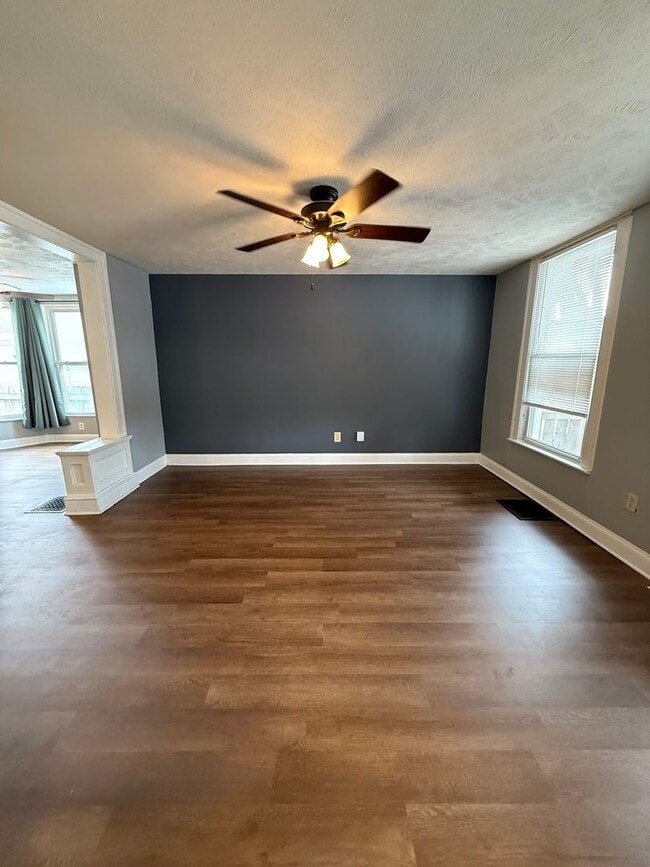 Building Photo - Spacious 4-Bedroom Home with Huge Fenced Backyard!