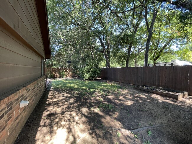 Building Photo - 3202 Fairview Dr