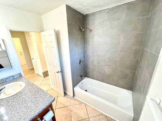 Building Photo - Belle