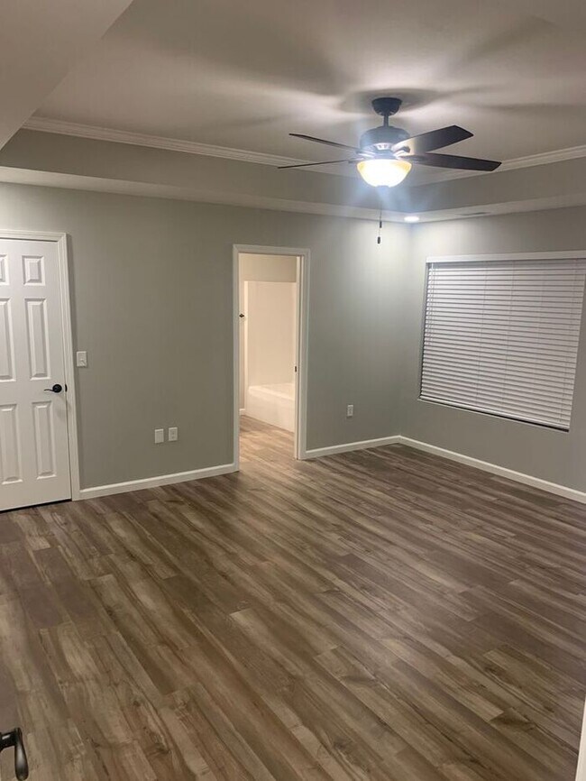 Building Photo - Explore this beautiful home and secure your place in a quiet, family-friendly area that offers th...