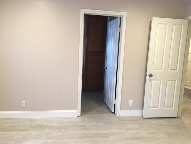 Building Photo - Single Story 3 Bedroom 2.5 Bath Home,