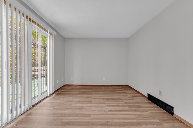 Building Photo - 1021 Larchview Dr