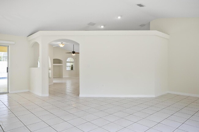 Building Photo - Palm Harbor Pool Home