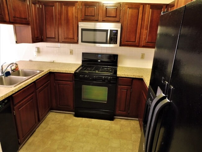 Building Photo - 504 Ashley Oaks Pvt. Dr. Kingsport, TN 37663
