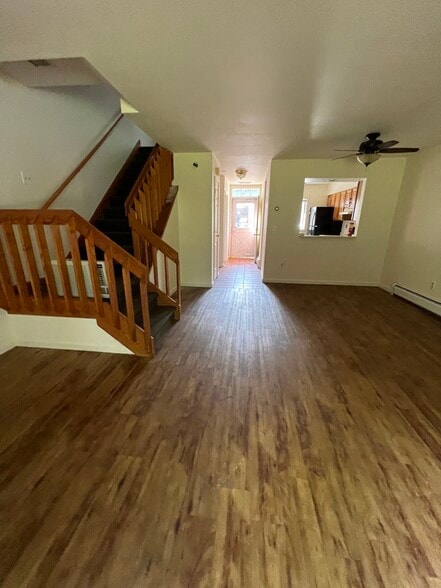 Building Photo - 70 Longmeadow Village Rd