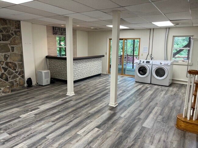 Family room/laundry corner - 116 Oakview Dr