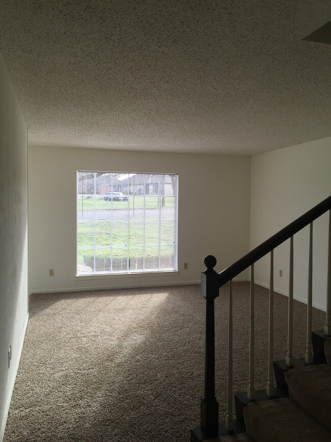Building Photo - Townhome *LEASING SPECIAL AVAILABLE*