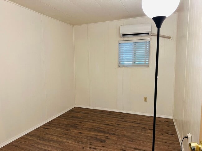 Building Photo - 5-Bed/2.5-Bath Rental by the Colorado River and Marina Proximity and Shopping Convenience!