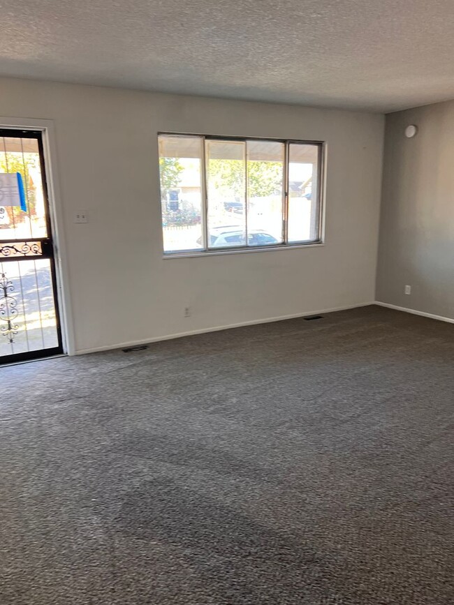 Building Photo - Look & Lease  $500.00 off 1st Month Rent !...