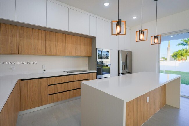 Building Photo - 5 SW 26th Pl