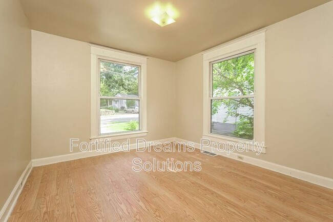Building Photo - 518 W 20th St