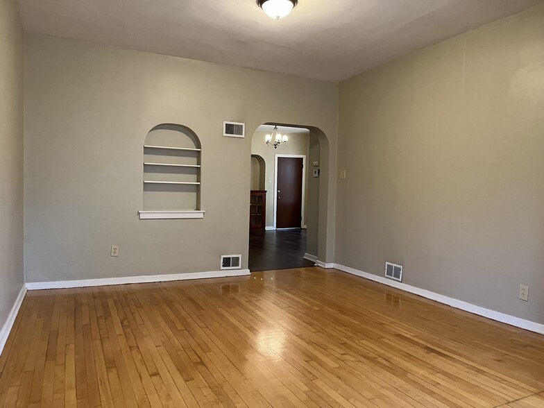 Building Photo - 352 E Rosedale Ave