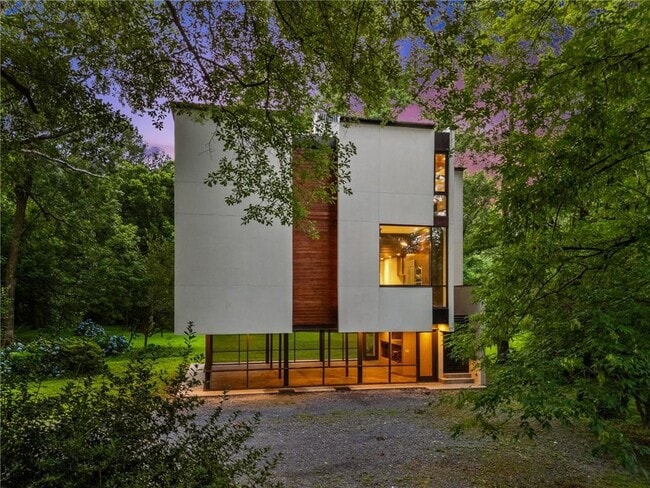 Building Photo - 2105 Fairhaven Cir NE