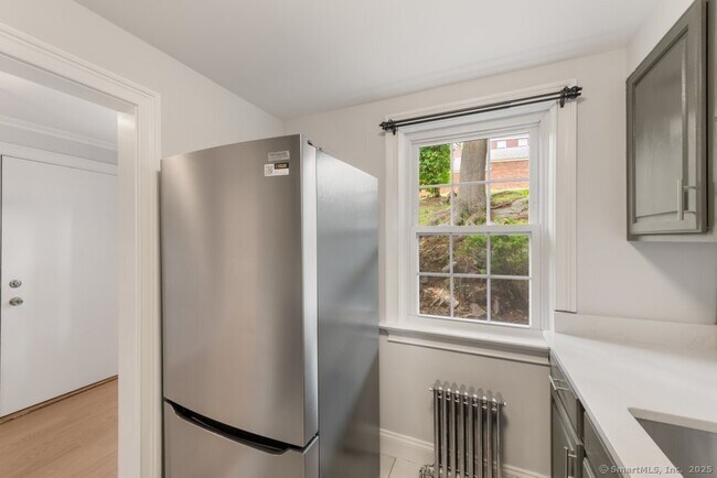 Building Photo - 10 Clarmore Dr