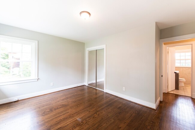 Building Photo - 3BR/2BA Ranch Near The Desirable Highlands!