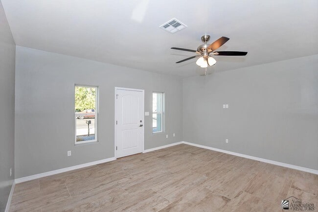 Building Photo - 643 S Orange Ave