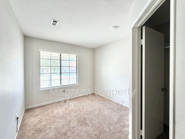 Building Photo - 45680 Clubhouse Dr