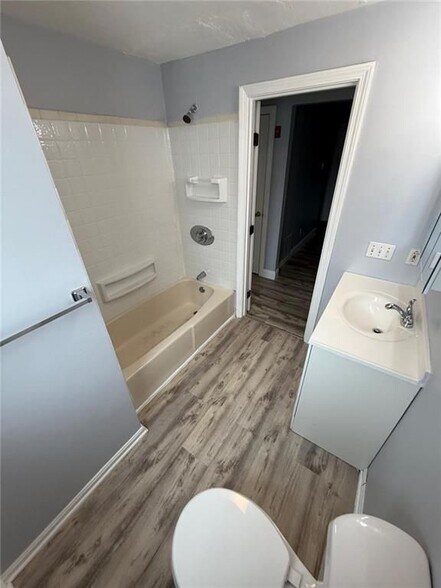 Building Photo - 14 Saratoga Ave