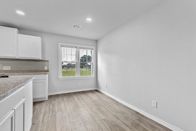 Building Photo - 3 Bed, 2 Bath Home Available in Gentry!
