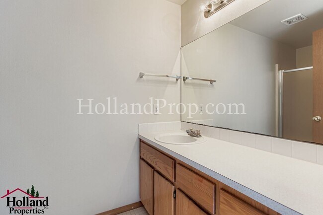 Building Photo - Charming 3-Bedroom Duplex in a Prime Locat...