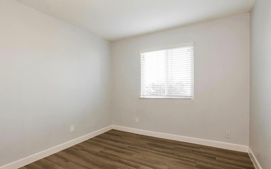Building Photo - 6103 S Parkside Dr