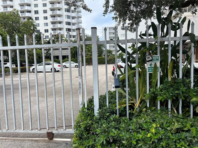 Building Photo - 1300 Lincoln Rd