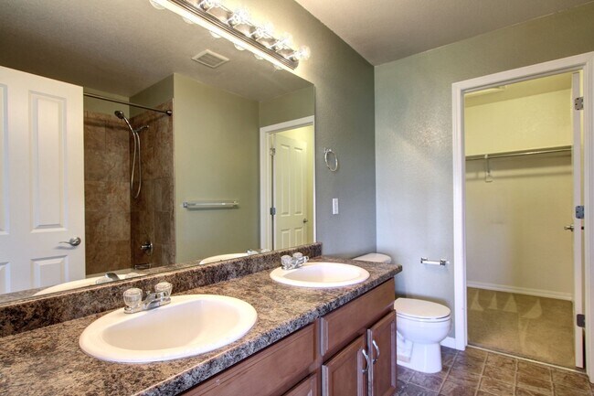 Building Photo - Rare Sapphire Pointe 2 bed townhome for le...