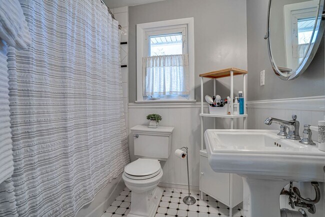 Building Photo - Gorgeous single-family home close to Belvo...