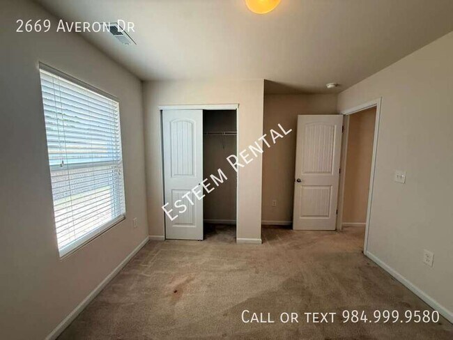 Building Photo - 2669 Averon Dr