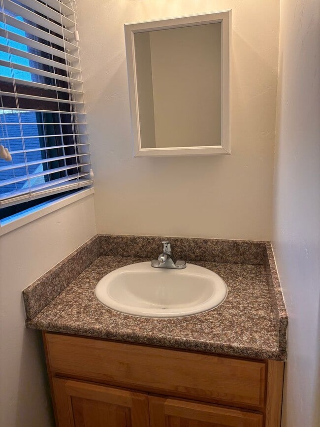 Building Photo - 1 bed/1 bath Studio/Apartment In Monterey - Very close to DLI & NPS