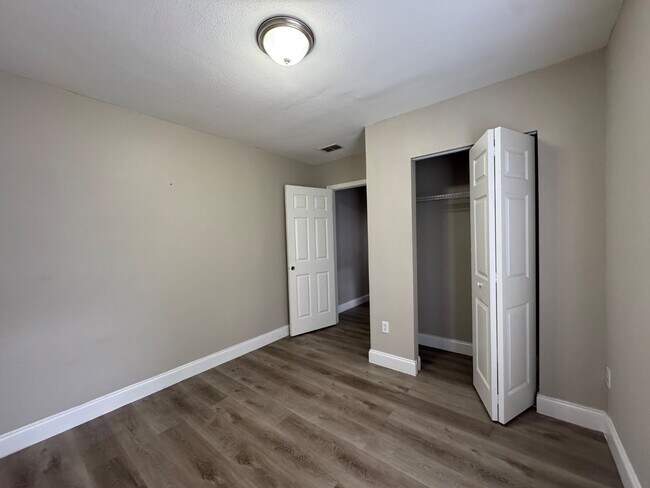 Building Photo - 704 St Clair St