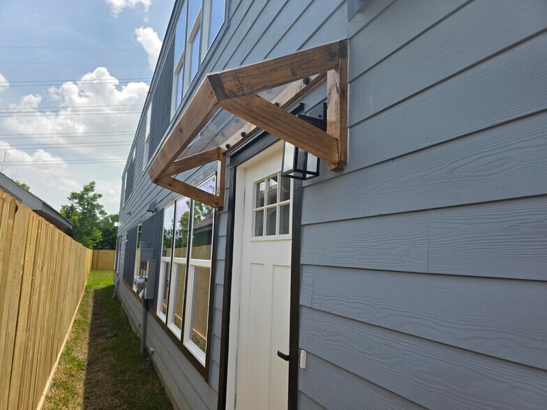 Primary Photo - 4702 Baton Rouge St