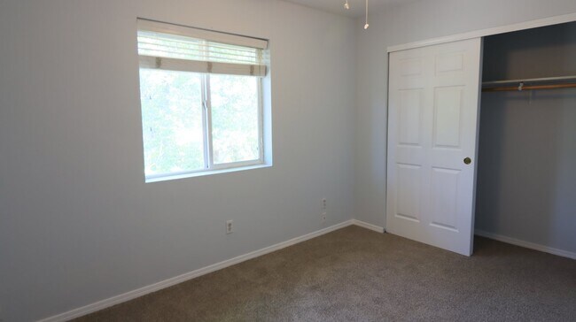 Building Photo - Recently updated 2/1.5 townhome next to the hospital