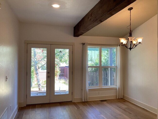 Building Photo - Charming in the Heart of Bozeman