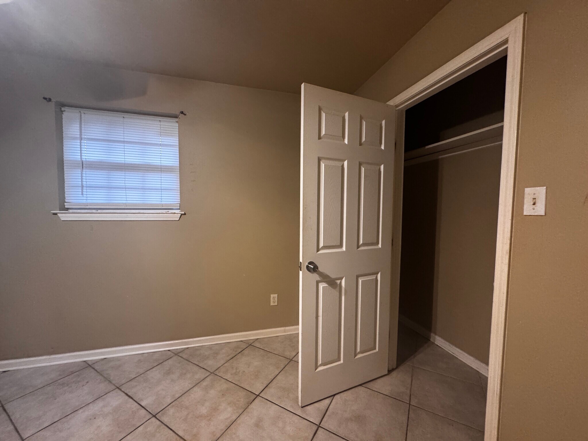 Building Photo - 8508 Valor Dr