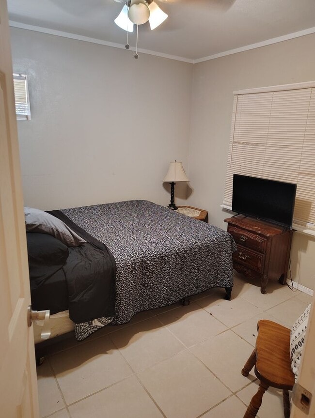 Building Photo - AVAILABLE NOW 2 bed - 1 Bath Lead and I 25...