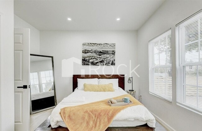 Building Photo - 4 Bedroom Home with 2.5 Bathrooms on a Corner Lot near Plaza District