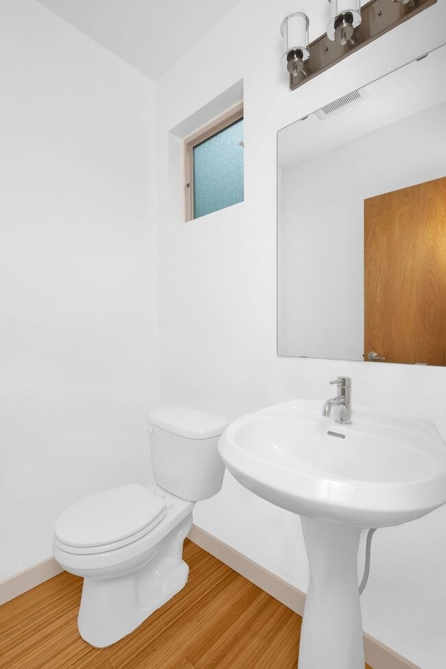 Building Photo - Stunning Townhome in the heart of Columbia...