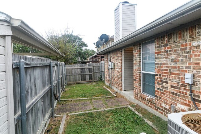 Building Photo - Spacious 2 Bedroom, 2 Bath Duplex – Over 1...